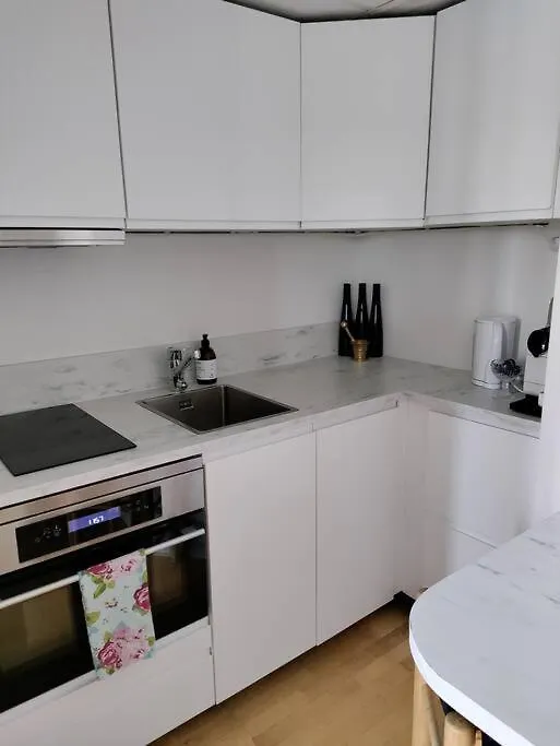 Top-Floor Studio, Near Park & Sea, Great Transit Helsinki Apartment