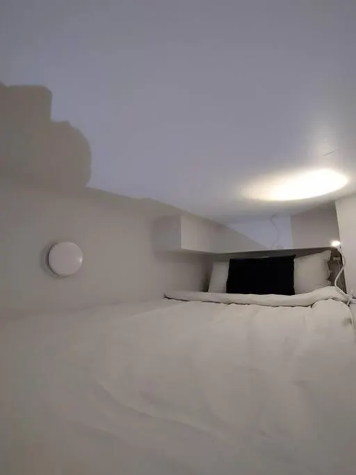 Top-Floor Studio, Near Park & Sea, Great Transit Helsinki Apartment